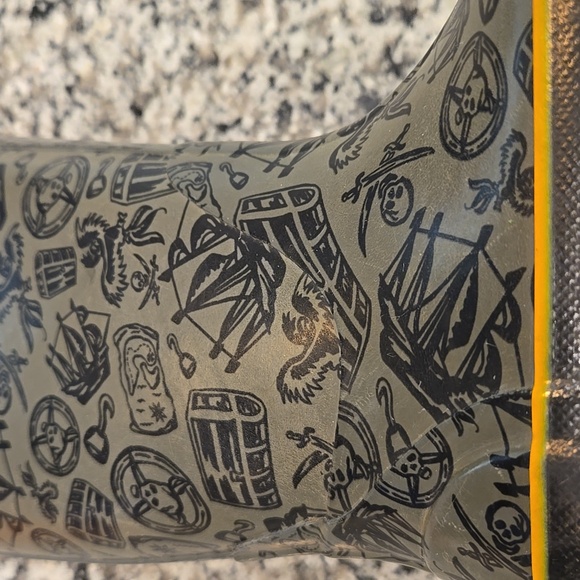 BOGS KID'S RAIN BOOTS WITH PIRATE PATTERN. SIZE 11. UNISEX. - Picture 12 of 12